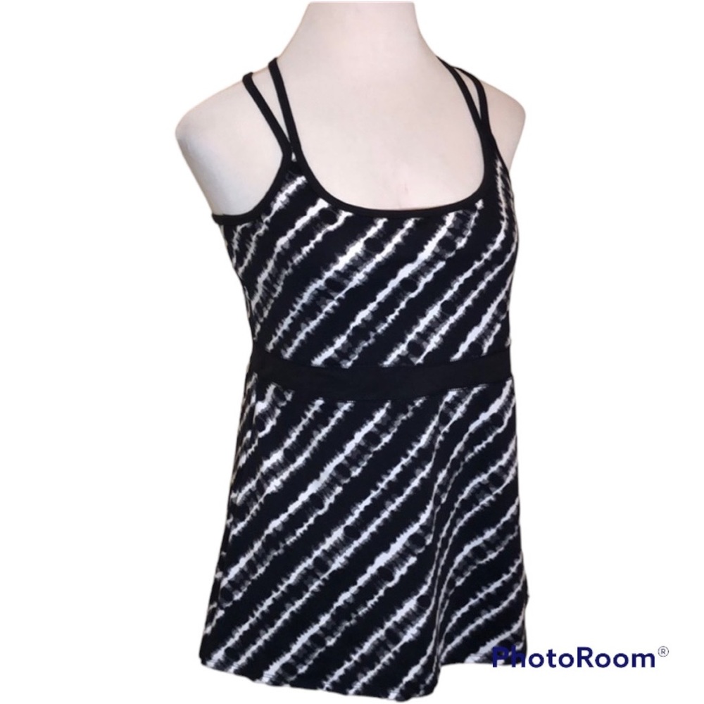 ACTIVE TANK TOP BLACK AND WHITE CRISS CROSS BACK STRAPS
